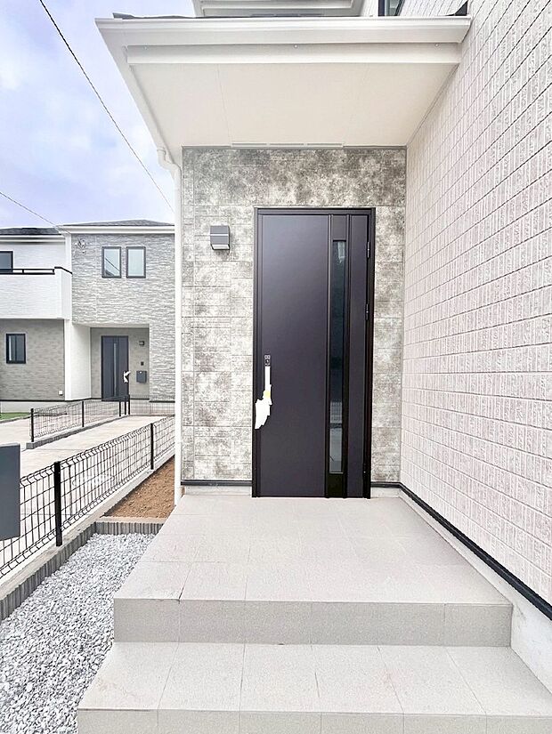 玄関前は雨が降っても濡れにくい屋根付き  