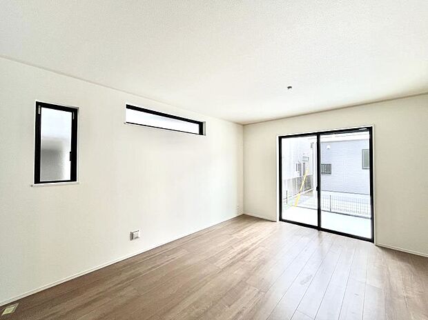 明るい陽光が注ぎ、寛ぎの雰囲気に満たされるリビング・ダイニング。