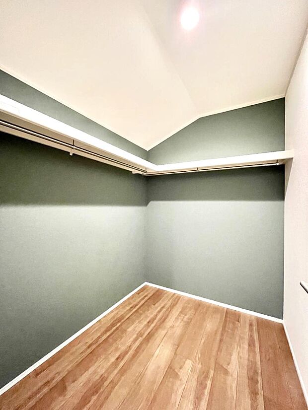 家族みんなの共有物を収納するのに便利なファミリークローゼット