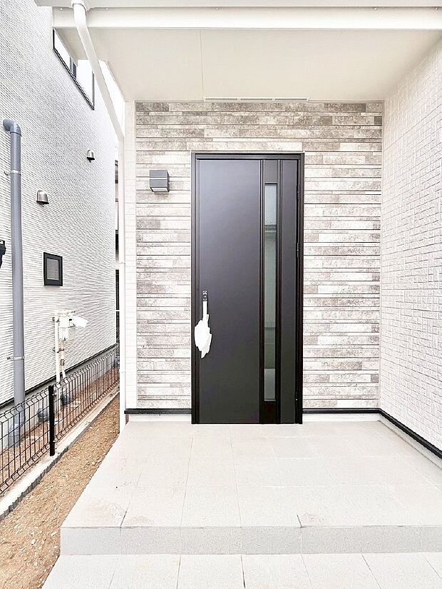 玄関前は雨が降っても濡れにくい屋根付き