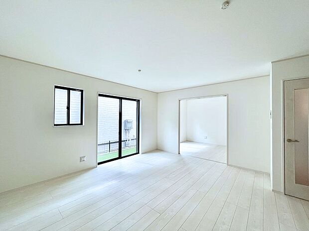 明るい陽光が注ぎ、寛ぎの雰囲気に満たされるリビング・ダイニング。