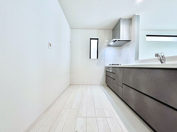 爽やかな風が通り抜けるキッチン。窓があるので明るく換気にも役立ちます。