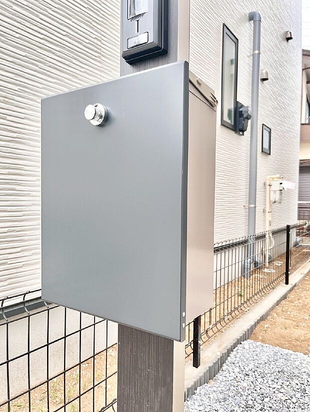 シンプルなデザインのポスト