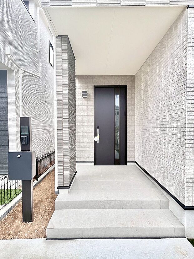 玄関前は雨が降っても濡れにくい屋根付き  