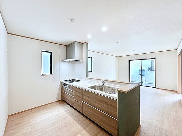 カウンター越しに楽しいおしゃべり。いつものお料理がもっと美味しくなりそうですね。 