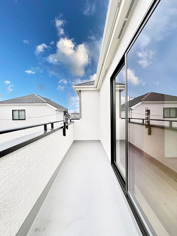 ゆったりバルコニーだから沢山お洗濯ものを干せます。