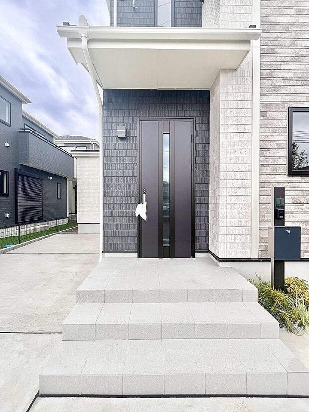 玄関前は雨が降っても濡れにくい屋根付き