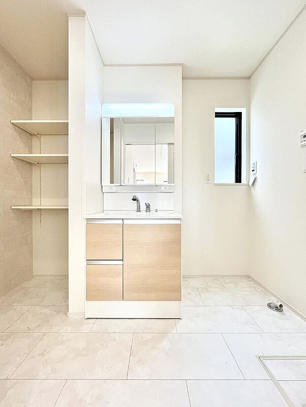 大きく見やすい三面鏡で清潔感ある洗面台は、身だしなみチェックや肌のお手入れにおすすめです。