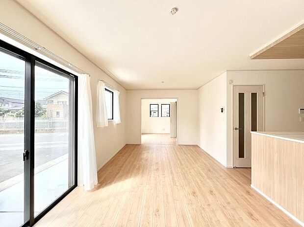 大きな窓からたっぷりの陽光と風を感じられるリビング  