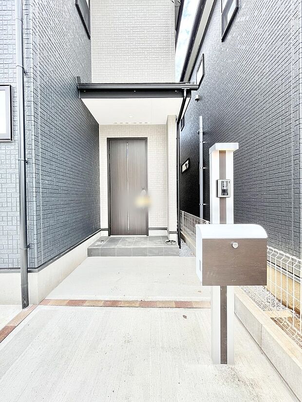 大切な家族、来客を出迎える玄関。