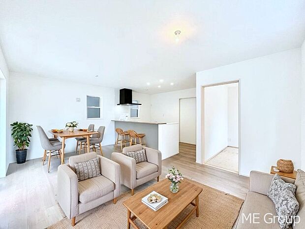 ご家族の賑やかな話し声で包まれる明るいリビング ※家具はCGです