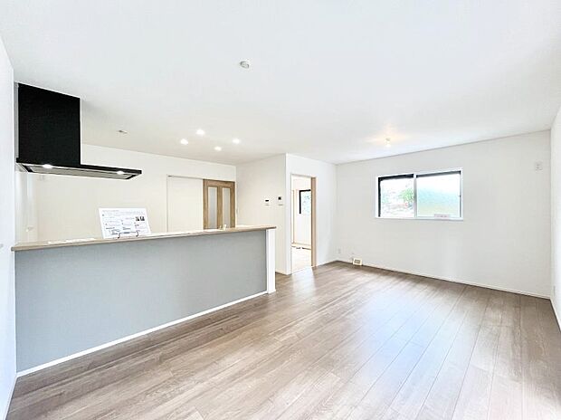 明るい陽光が注ぎ、寛ぎの雰囲気に満たされるリビング・ダイニング。   