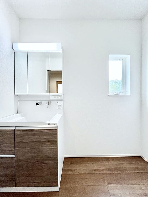 明るい洗面所は毎朝の身支度も楽しくできちゃいそうです。