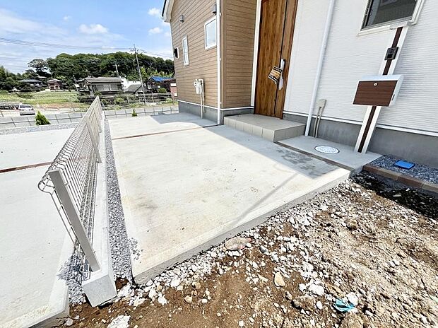 2台(車種による)駐車可!ご家族みんなの自転車も置ける広々カースペース。