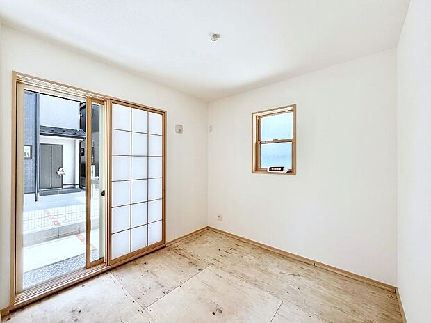 リビングと隣り合っている和室。ほっと一息できる和の空間も忘れずに。 