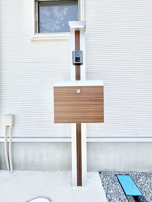 表札・インターホン・ポストをひとつに集約。エントランスになじむシンプルデザイン。