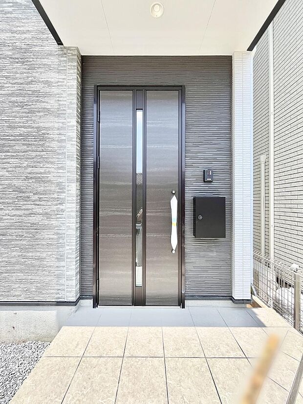 玄関前は雨が降っても濡れにくい屋根付き