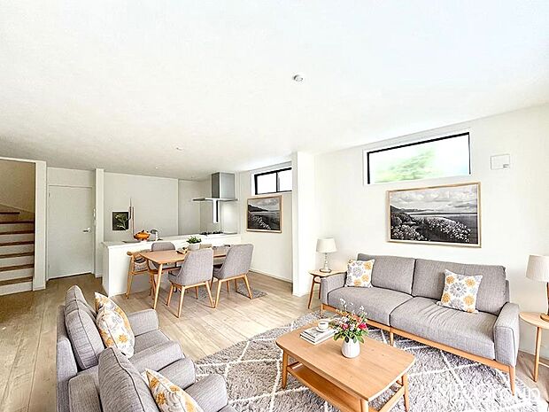 ご家族の賑やかな話し声で包まれる明るいリビング ※家具はCGです