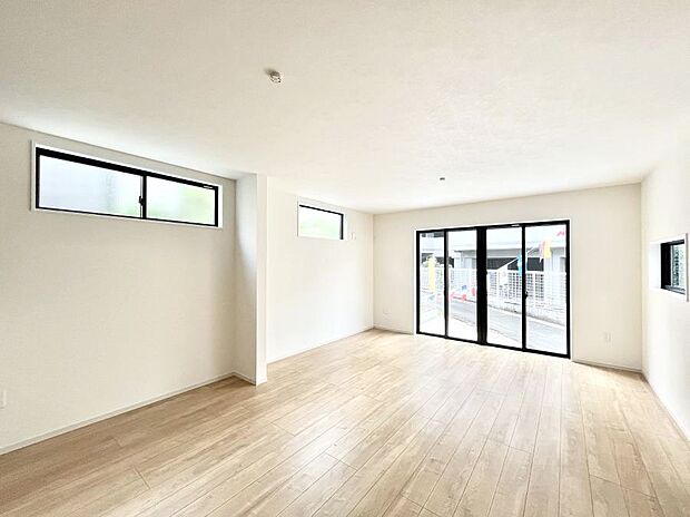 大きな窓からたっぷりの陽光と風を感じられるリビング