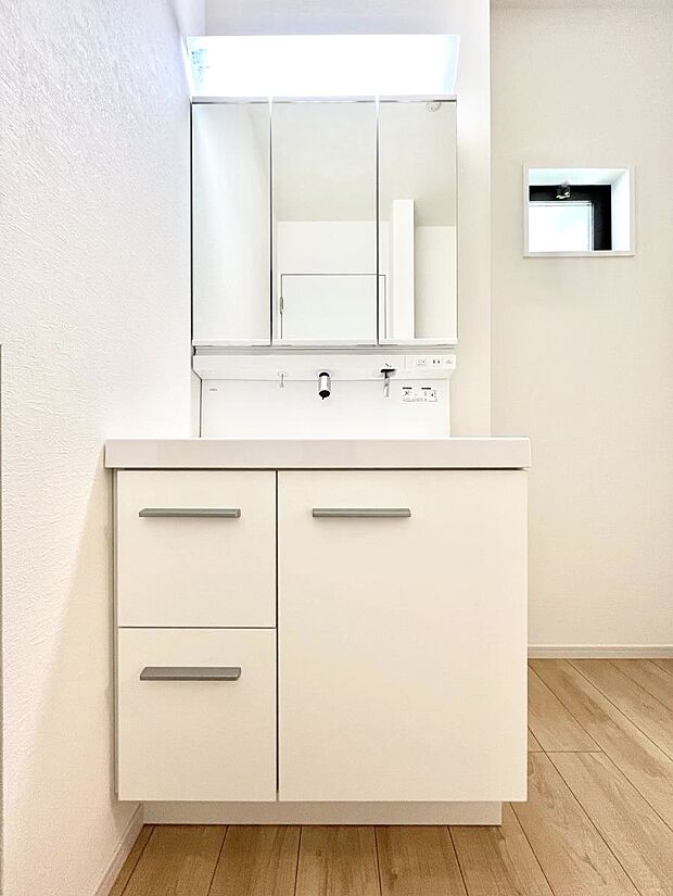 大きく見やすい三面鏡で清潔感ある洗面台は、身だしなみチェックや肌のお手入れにおすすめです。 