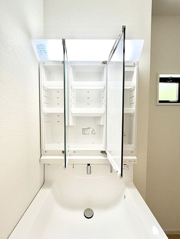 三面鏡の裏に、化粧品や衛生用品などを収納可能。洗面台をすっきりと保ちます！