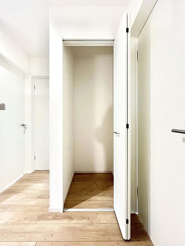 廊下収納。掃除道具や季節の小物を収納することができます。