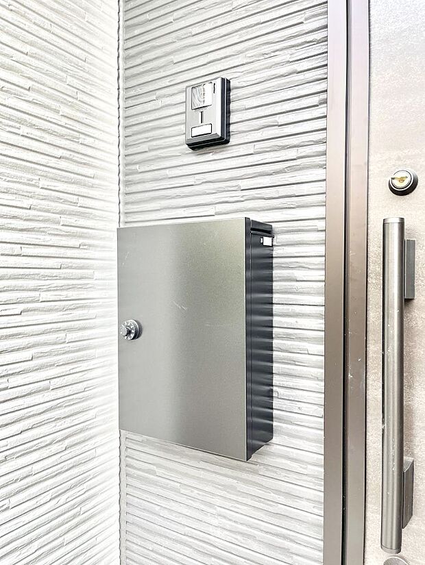 シンプルデザインのポスト。