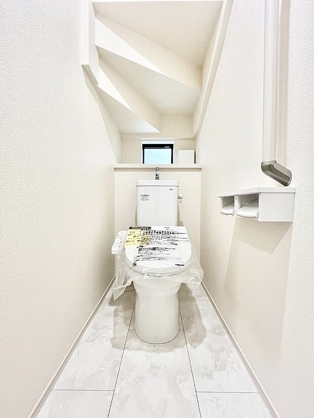 清潔感あるシャワートイレ。小窓から光が注ぎ込みます!