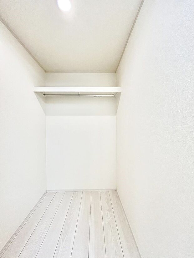 衣類をハンガーに掛けたまま収納できるWIC。衣類の整理整頓がしやすくて便利です