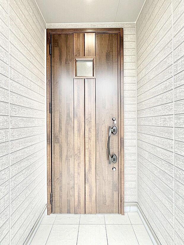 玄関前は屋根付きで雨が降っていても濡れにくいです