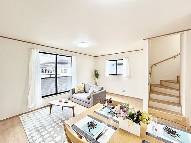 ご家族の賑やかな話し声で包まれる明るいリビング ※家具はCGです