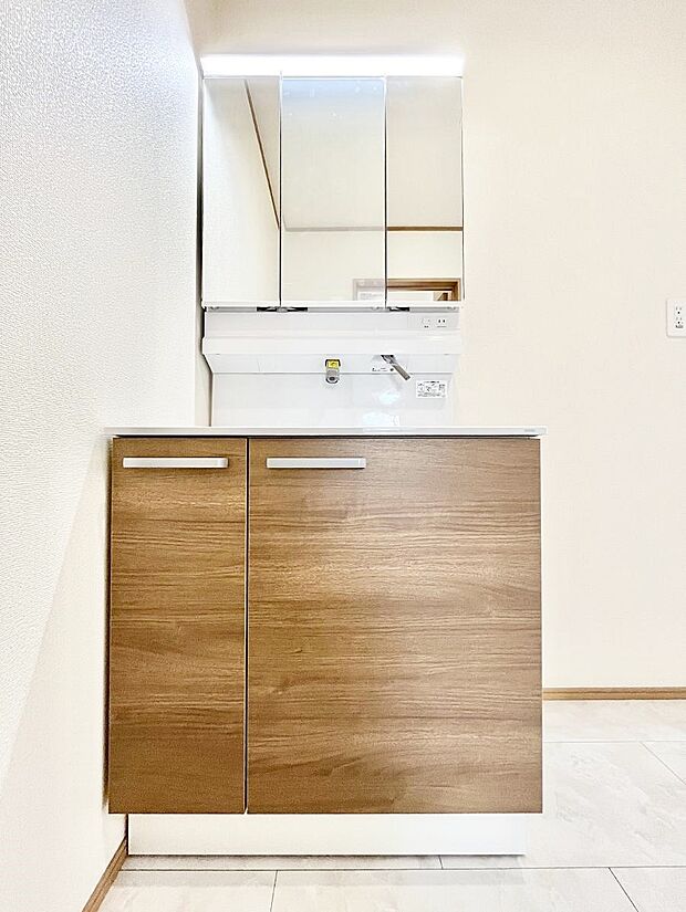 三面鏡の裏に、化粧品や衛生用品などを収納可能。洗面台をすっきりと保ちます!