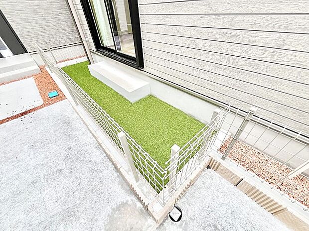 プランターを並べて季節のお花を楽しめるお庭付き。