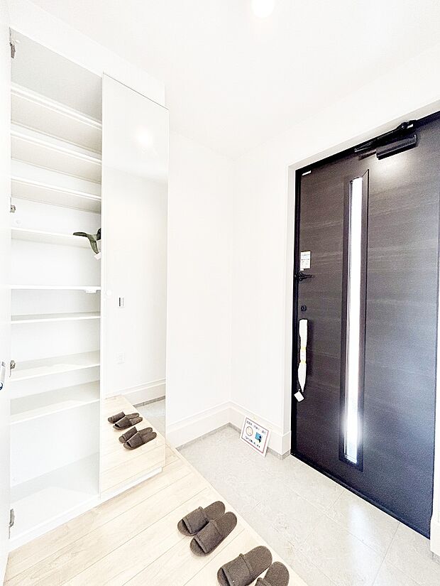 明るい陽光が入り込む玄関。ご家族の靴もスッキリ収納できる玄関収納付き!