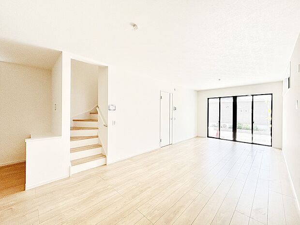 明るい陽光が注ぎ、寛ぎの雰囲気に満たされるリビングダイニング