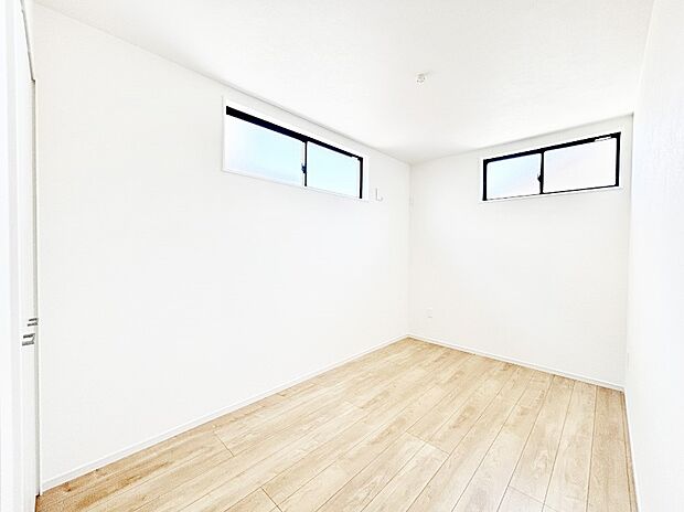 2面採光の洋室。窓から入り込む陽光がお部屋全体を優しく包み込みます!