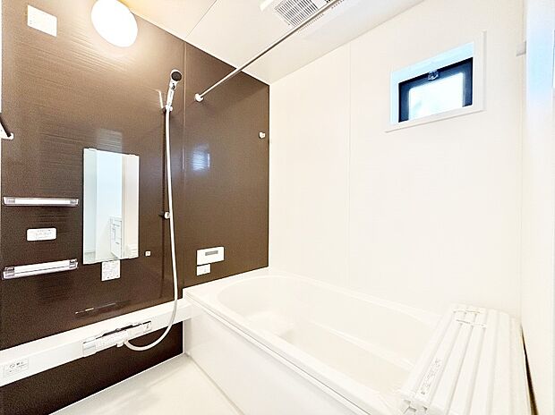 落ち着きのあるダークカラーを基調にしたバスルームで1日の疲れをリフレッシュ!