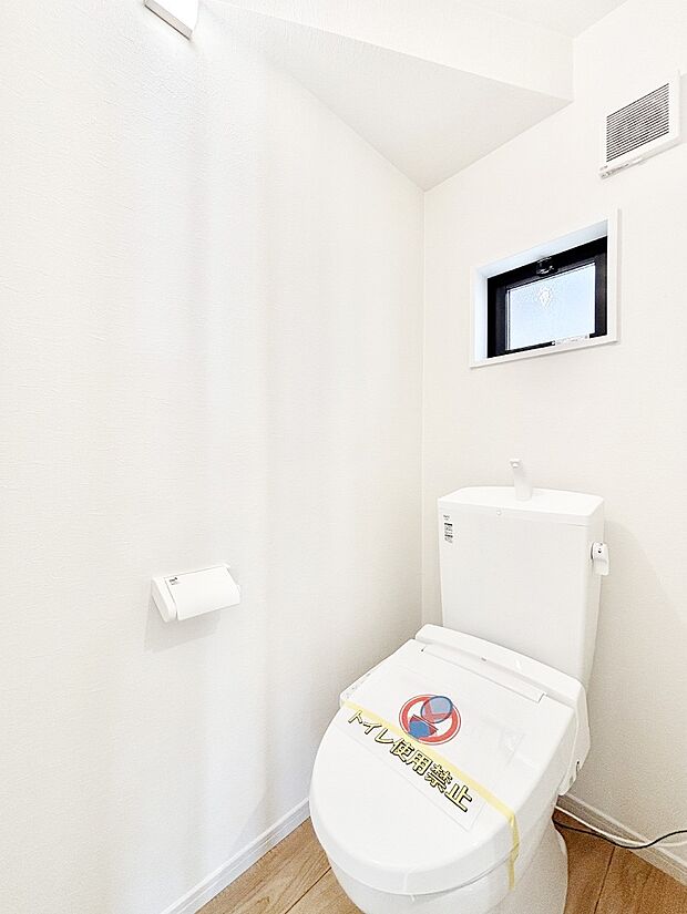 小窓から光が注ぎ込む明るいトイレ。清潔感あるシャワー機能付きです!