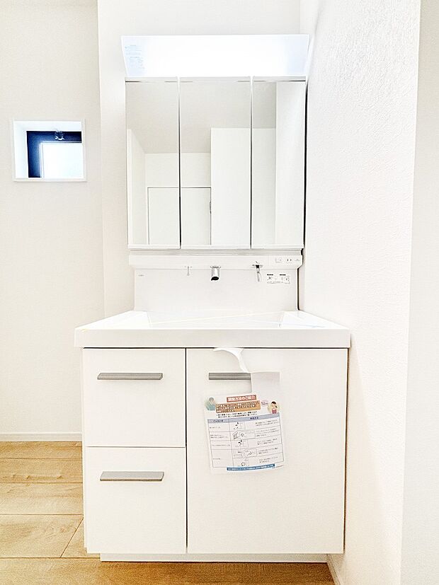 三面鏡キャビネット・シャワー付き洗面化粧台で忙しい朝の身支度もスムーズに!