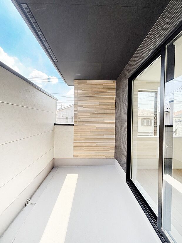 奥行たっぷりな南向きバルコニー。毎日のお洗濯もラクラク快適ですね!