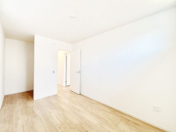 大容量の収納力が嬉しいWIC付きのお部屋でゆったりリラックスタイム!