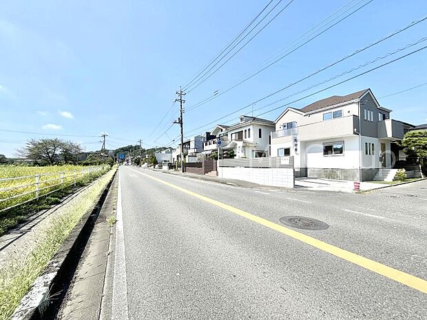 前面道路はきちんと整備されています  