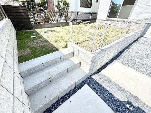 ガーデニングや家庭菜園も楽しめるお庭付き。