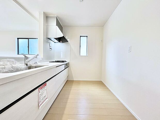 爽やかな風が通り抜けるキッチン。窓があるので明るく換気にも役立ちます。