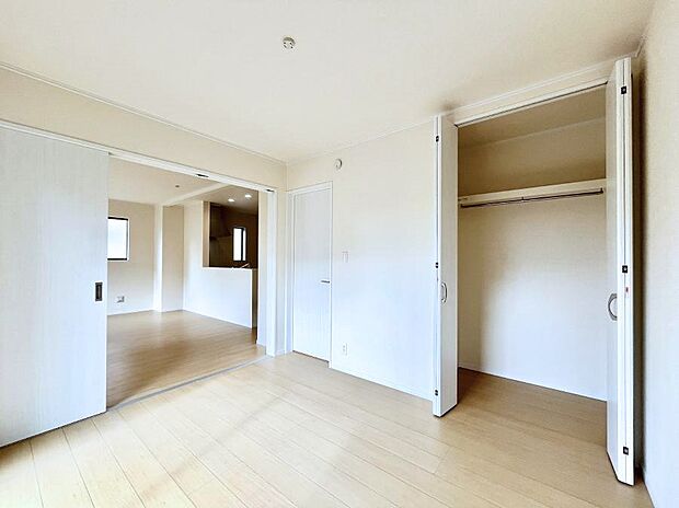 リビング横の洋室は引き戸を開ければリビングと一体に。閉じれば独立した洋室に。