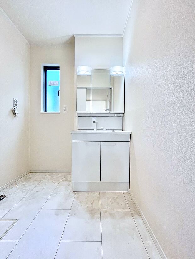 大きく見やすい三面鏡で清潔感ある洗面台は、身だしなみチェックや肌のお手入れにおすすめです。