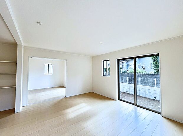 家族の笑顔が自然と生まれてくる、そんな雰囲気のダイニングに仕上がっています。