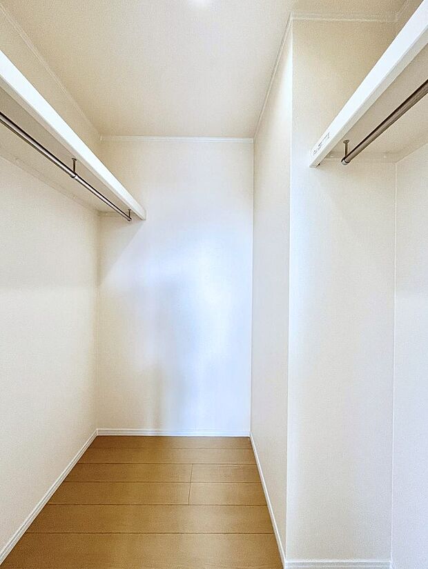 ウォークインクローゼット付きで生活空間を広く利用できます。