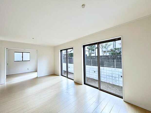 大きな窓からたっぷりの陽光と風を感じられるリビング