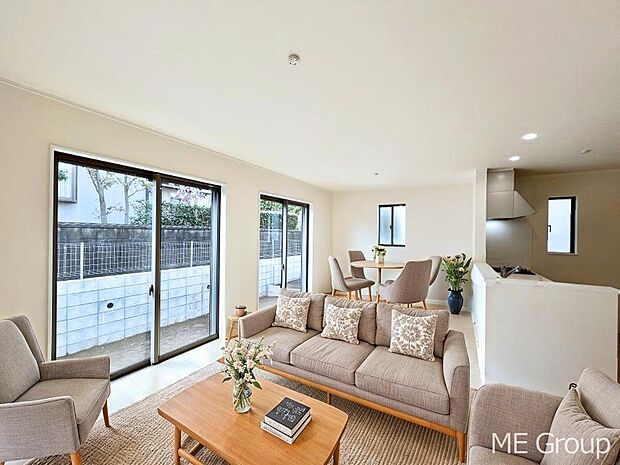 ご家族の賑やかな話し声で包まれる明るいリビング  ※家具はCGです